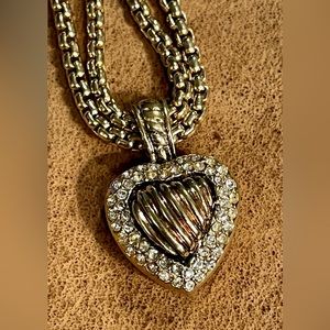 Gold toned Heart Necklace with crystals perfect four your Valentine!